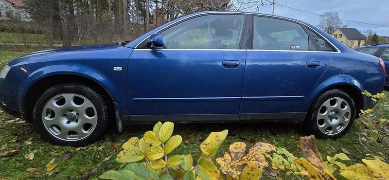 Blå Begagnad 2003 Audi A4 Comfort Sedan | 7 000 kr (Superpris) - Bild 1/4