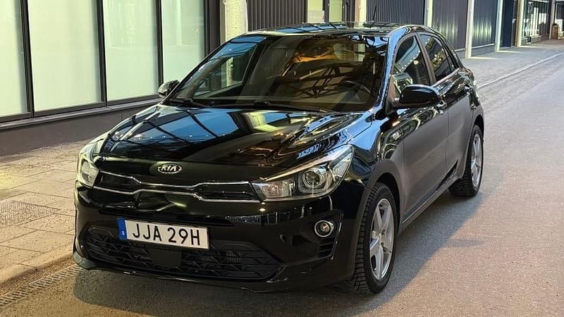 Svart metallic Begagnad 2021 Kia Rio Advance | 140 000 kr (Marknadspris) - Bild 1/4