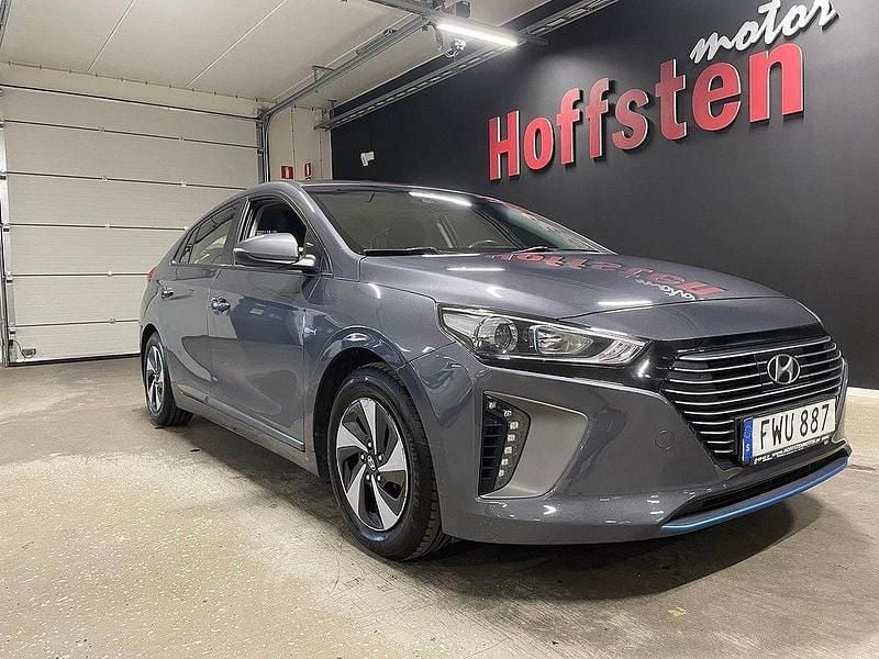 Grå Begagnad 2016 Hyundai Ioniq Comfort Sedan | 119 900 kr (Marknadspris) - Bild 1/4