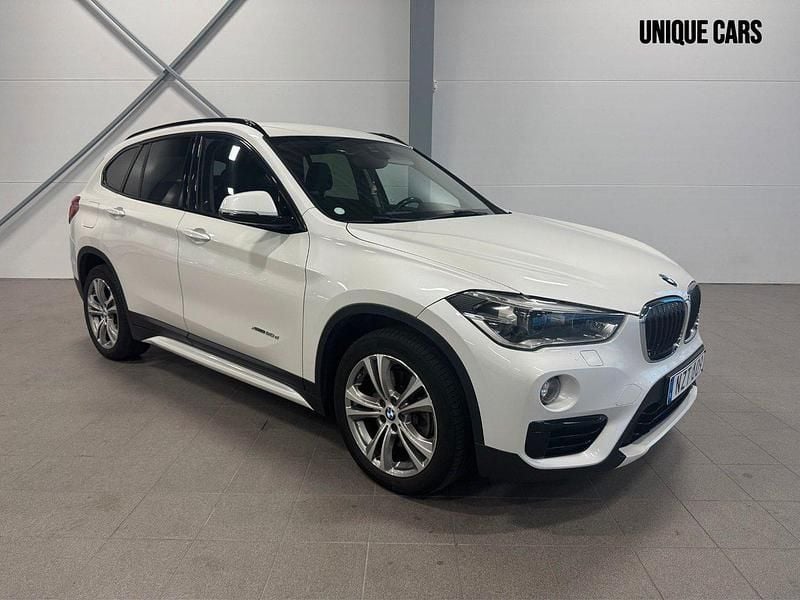 Vit Begagnad 2015 BMW X1 Sport Line SUV | 214 900 kr (Marknadspris) - Bild 1/4