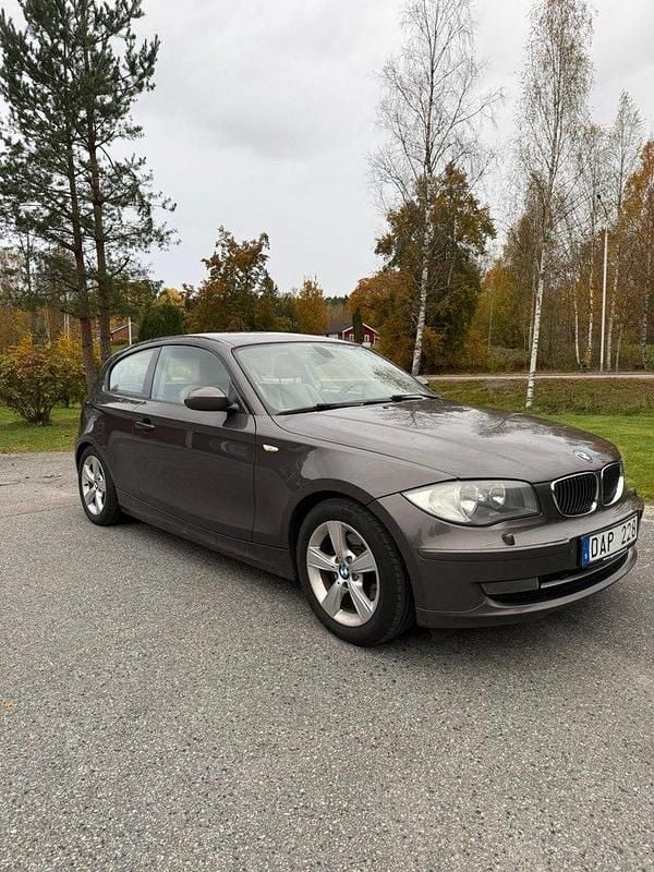 Brun Begagnad 2008 BMW 118 Halvkombi | 45 000 kr (Superpris) - Bild 1/4