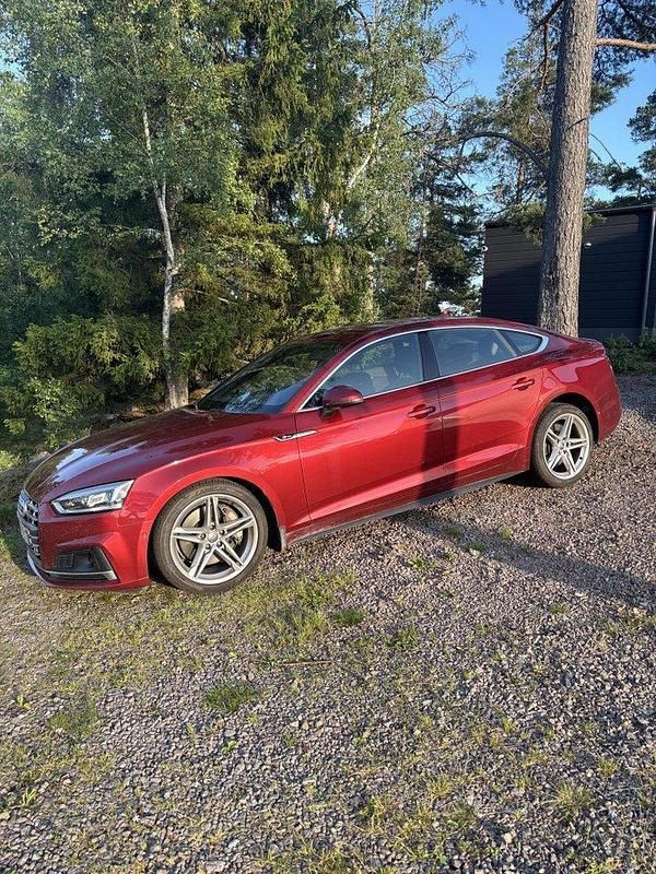 Röd Begagnad 2017 Audi A5 Sportback Comfort Halvkombi | 252 000 kr (Dyr) - Bild 1/3