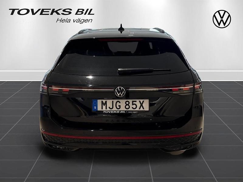Begagnad VW Passat R-line 177 HK (130 kW) 2025 Grenadilla black metallic Kombi