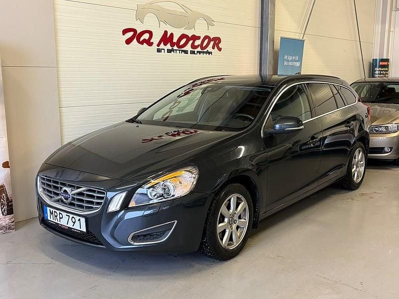 Begagnad Volvo V60 R-Design Momentum 150 HK (110 kW) 2011 Grå Kombi