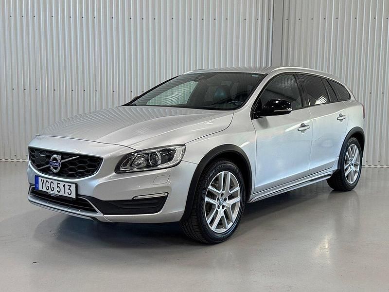 Silver Begagnad 2016 Volvo V60 CC Summum Kombi | 169 900 kr (Marknadspris) - Bild 1/4