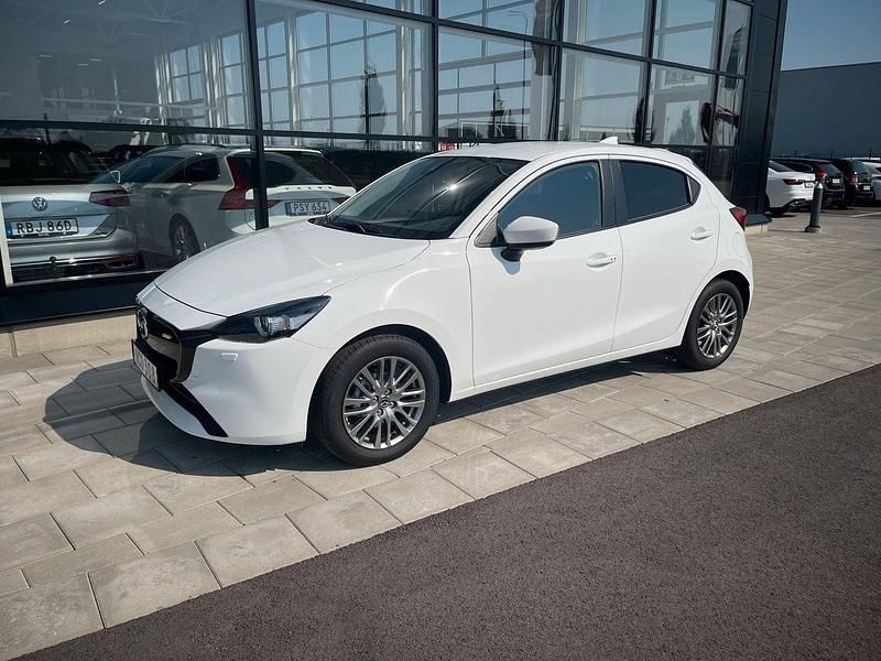 Vit Begagnad 2023 Mazda 2 Exclusive-Line Halvkombi | 239 900 kr (Lite dyr) - Bild 1/4