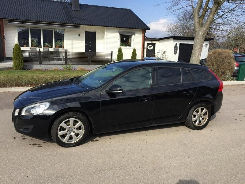 Svart Begagnad 2012 Volvo V60 Kombi | 95 000 kr (Superpris) - Bild 1/3