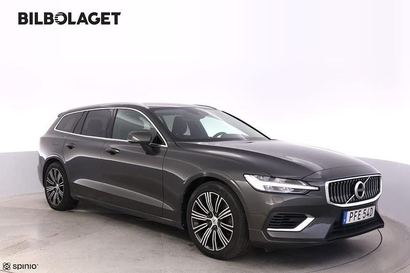 Mörkgrå (grå) Begagnad 2022 Volvo V60 Kombi | 339 800 kr (Marknadspris) - Bild 1/4