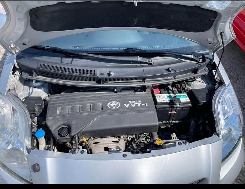 Grå Begagnad 2006 Toyota Yaris Halvkombi | 24 000 kr (Bra pris) - Bild 1/4
