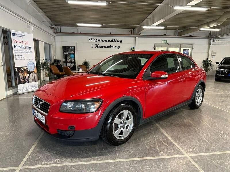 Röd Begagnad 2009 Volvo C30 Momentum Halvkombi | 39 900 kr (Marknadspris) - Bild 1/4