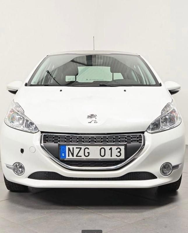 Vit Begagnad 2013 Peugeot 208 Halvkombi | 72 000 kr (Marknadspris) - Bild 1/4