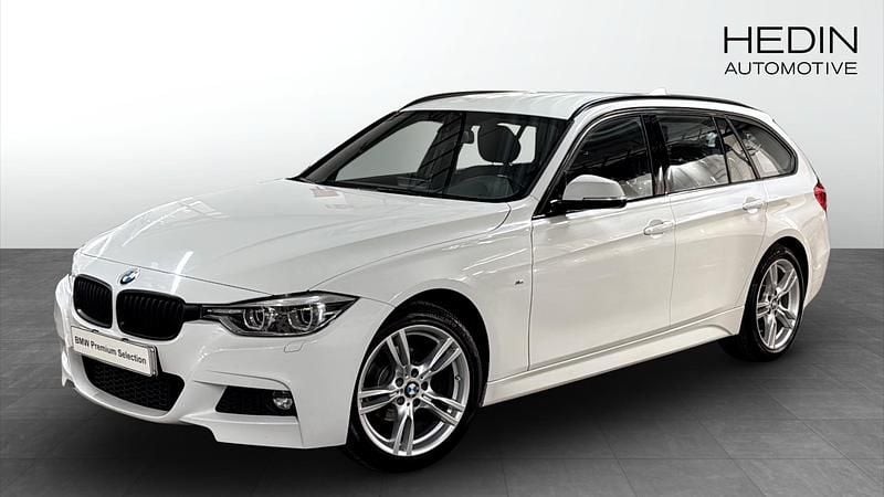 Vit (white) Begagnad 2019 BMW 320 M Sport Kombi | 248 700 kr (Marknadspris) - Bild 1/4