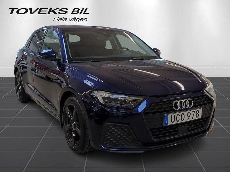 Blå (navarrablå metallic) Begagnad 2024 Audi A1 Proline Halvkombi | 279 900 kr (Dyr) - Bild 1/4