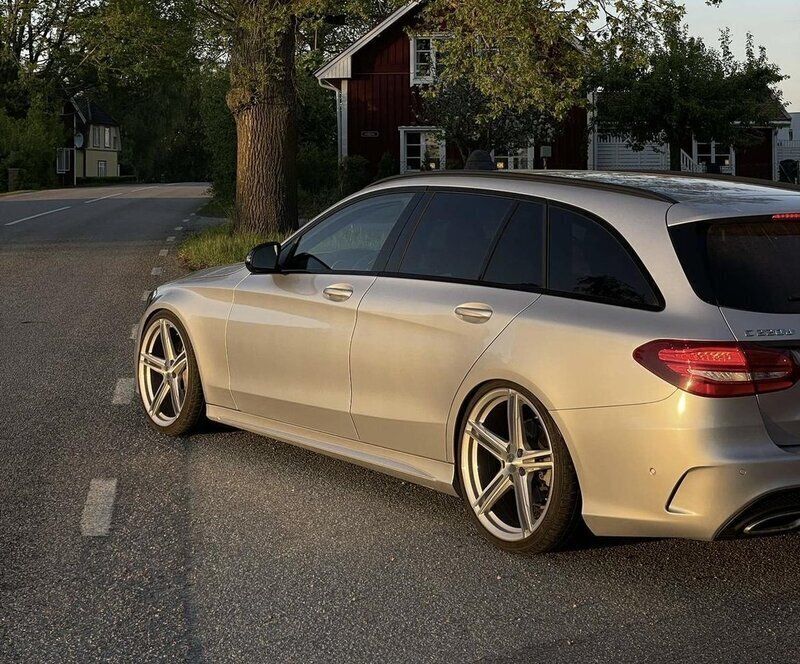 Silver Begagnad 2017 Mercedes C220 AMG line Kombi | 235 000 kr (Marknadspris) - Bild 1/4