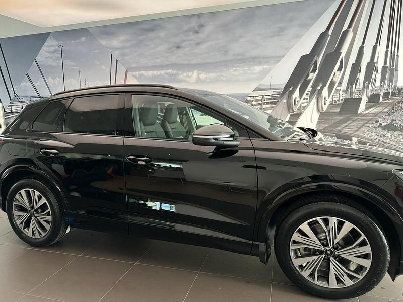 Svart Begagnad 2023 Audi Q4 e-tron Comfort SUV | 409 900 kr (Marknadspris) - Bild 1/4