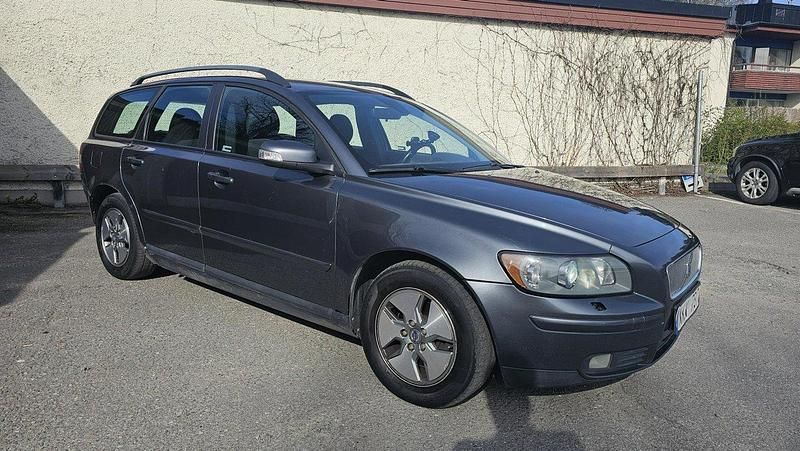 Grå Begagnad 2007 Volvo V50 Momentum Kombi | 34 900 kr (Marknadspris) - Bild 1/4