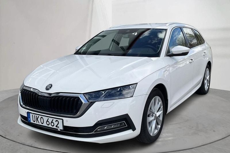 Vit Begagnad 2022 Skoda Octavia | 239 900 kr - Bild 1/4