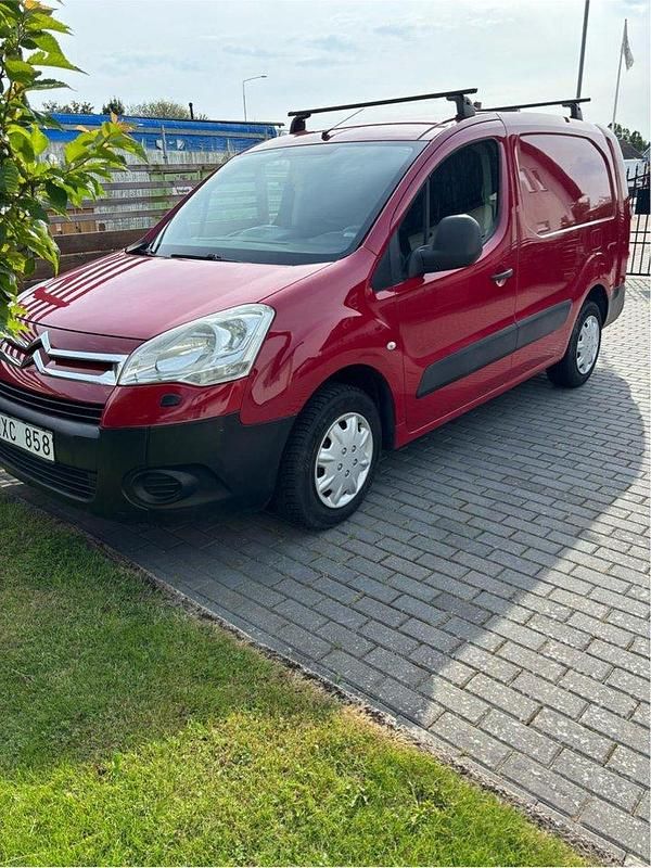 Röd Begagnad 2010 Citroën Berlingo Minibuss | 39 000 kr (Dyr) - Bild 1/4