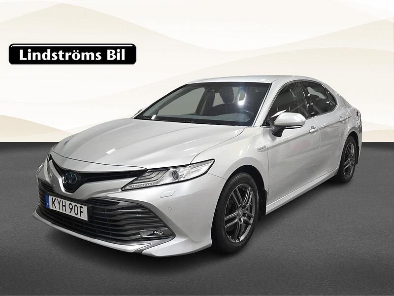 Silver Begagnad 2020 Toyota Camry Hybrid Executive Sedan | 294 900 kr (Marknadspris) - Bild 1/3
