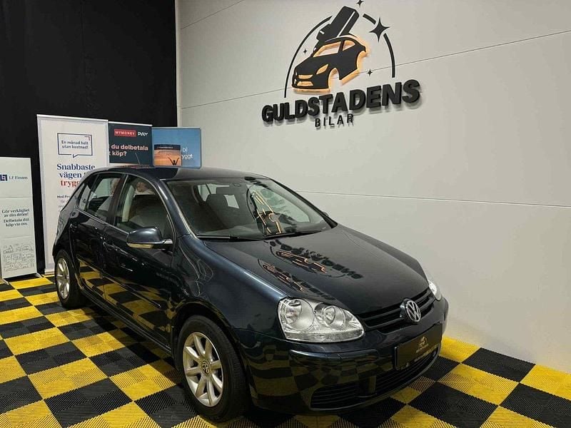 Mörkblå (blå) Begagnad 2009 VW Golf Trendline Halvkombi | 52 900 kr (Marknadspris) - Bild 1/3