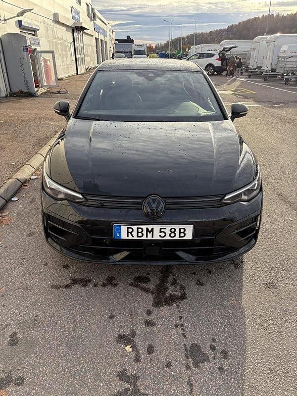 Svart Begagnad 2025 VW Golf VIII Black Edition Halvkombi | 509 999 kr - Bild 1/4