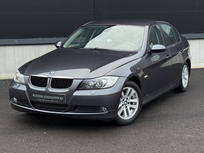Grå Begagnad 2008 BMW 320 Advantage Sedan | 69 800 kr (Marknadspris) - Bild 1/4