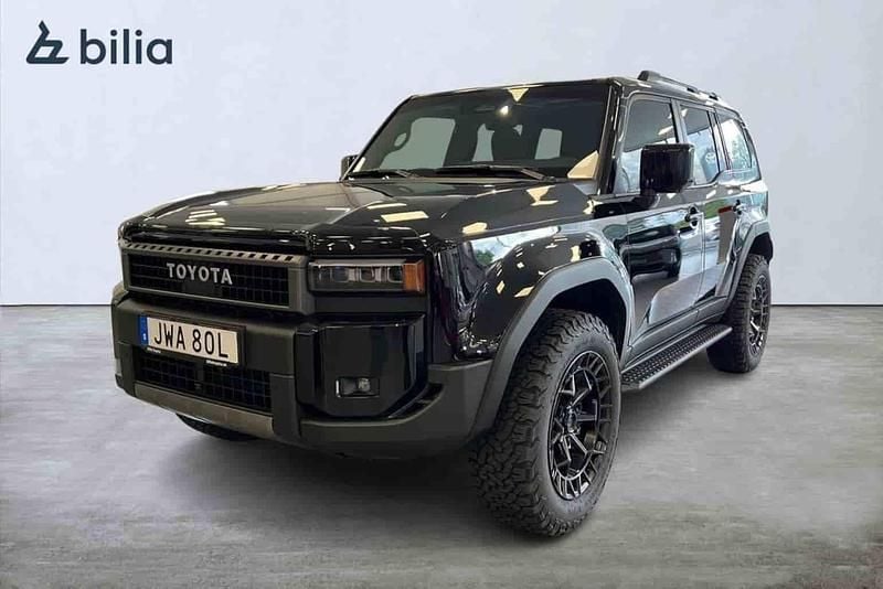 Svart Begagnad 2025 Toyota Land Cruiser SUV | 1 299 900 kr - Bild 1/1
