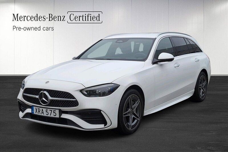 Vit Begagnad 2023 Mercedes C300e AMG Kombi | 548 900 kr (Marknadspris) - Bild 1/4