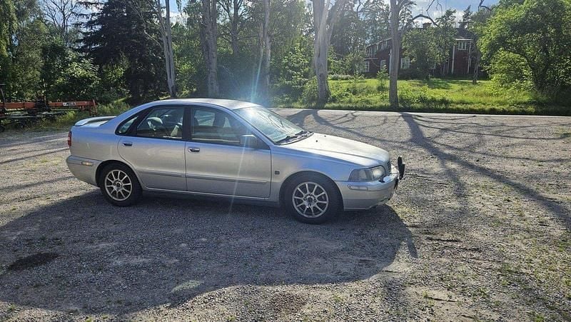 Grå Begagnad 2004 Volvo S40 Sedan | 8 500 kr (Superpris) - Bild 1/4