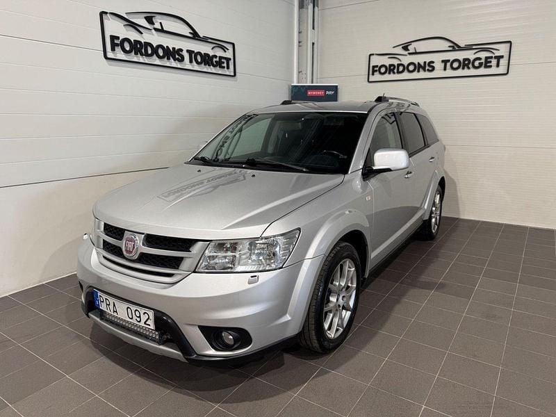 Grå Begagnad 2013 Fiat Freemont SUV | 74 900 kr (Marknadspris) - Bild 1/4