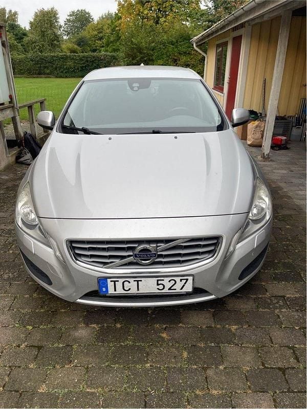 Grå Begagnad 2013 Volvo S60 Kinetic Sedan | 90 000 kr (Bra pris) - Bild 1/4
