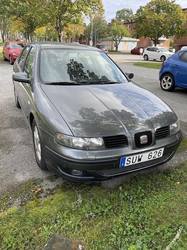Grå Begagnad 2002 Seat Leon Halvkombi | 15 000 kr - Bild 1/4