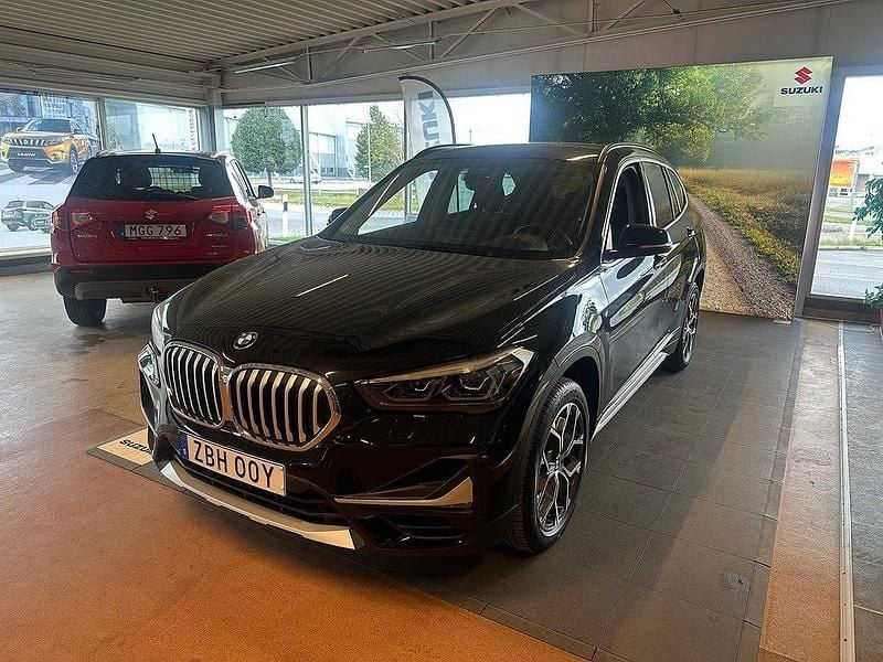 Svart Begagnad 2019 BMW X1 xLine SUV | 269 900 kr (Marknadspris) - Bild 1/4