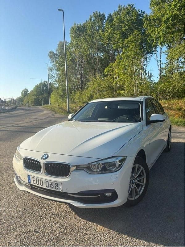 Vit Begagnad 2018 BMW 320 Sport Line Sedan | 199 000 kr (Bra pris) - Bild 1/4
