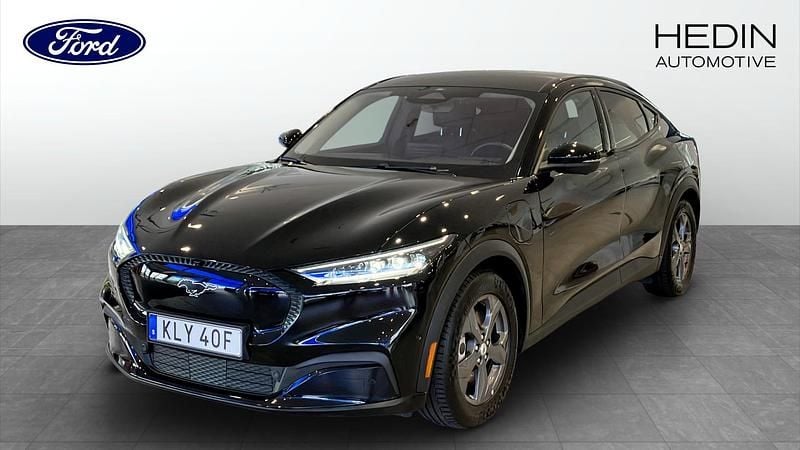 Svart (black) Begagnad 2021 Ford Mustang Mach-E SUV | 334 900 kr (Marknadspris) - Bild 1/4