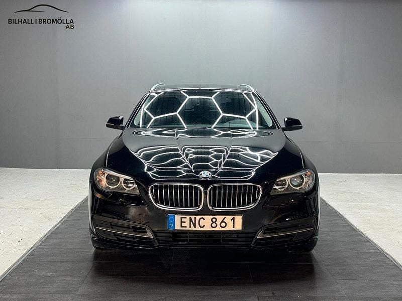 Svart Begagnad 2016 BMW 520 Kombi | 154 900 kr (Marknadspris) - Bild 1/4