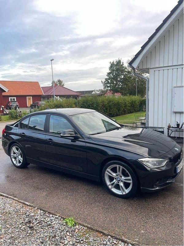 Svart Begagnad 2012 BMW 320 M Sport Sedan | 80 000 kr (Bra pris) - Bild 1/4
