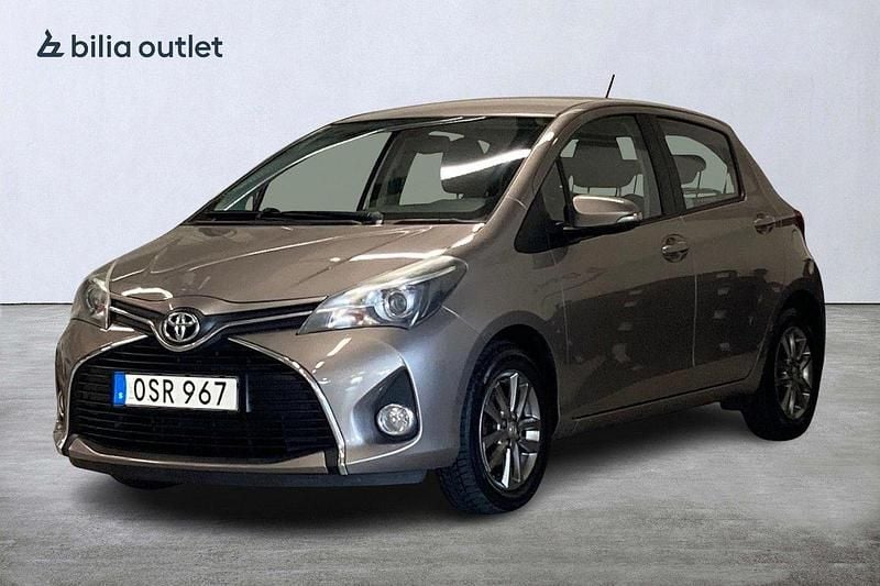 Brun Begagnad 2014 Toyota Yaris Active Halvkombi | 109 900 kr (Dyr) - Bild 1/3