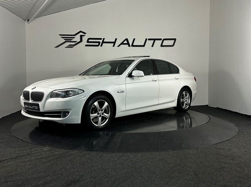 Vit Begagnad 2013 BMW 530 Sedan | 189 900 kr (Marknadspris) - Bild 1/4
