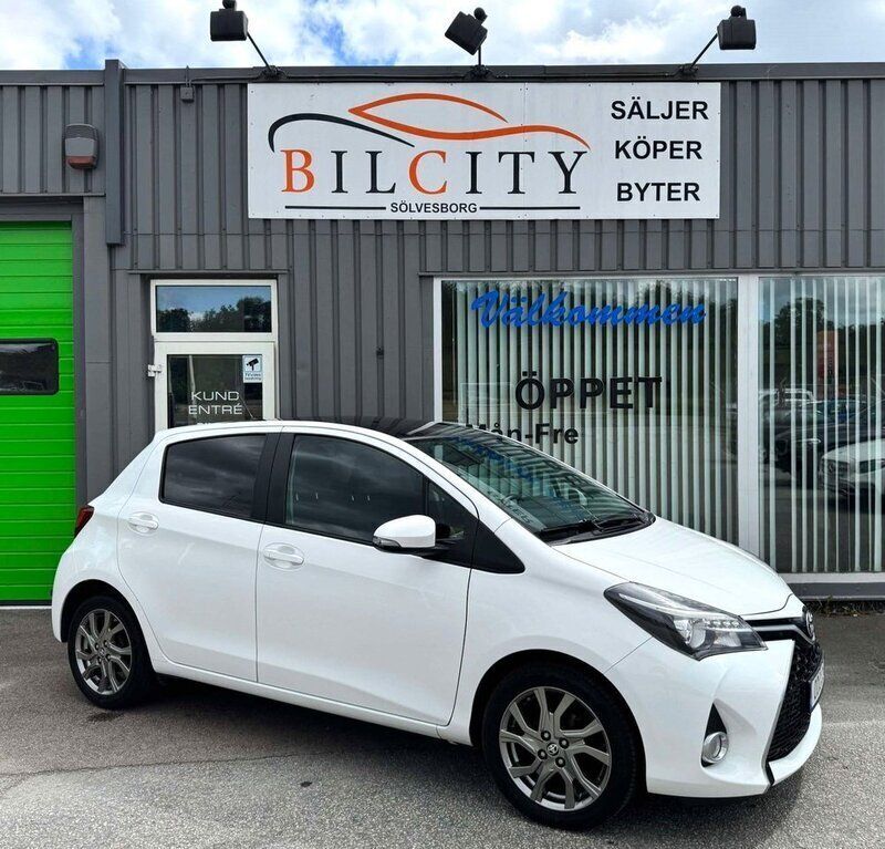 Vit Begagnad 2016 Toyota Yaris Multidrive S Halvkombi | 129 900 kr (Marknadspris) - Bild 1/4