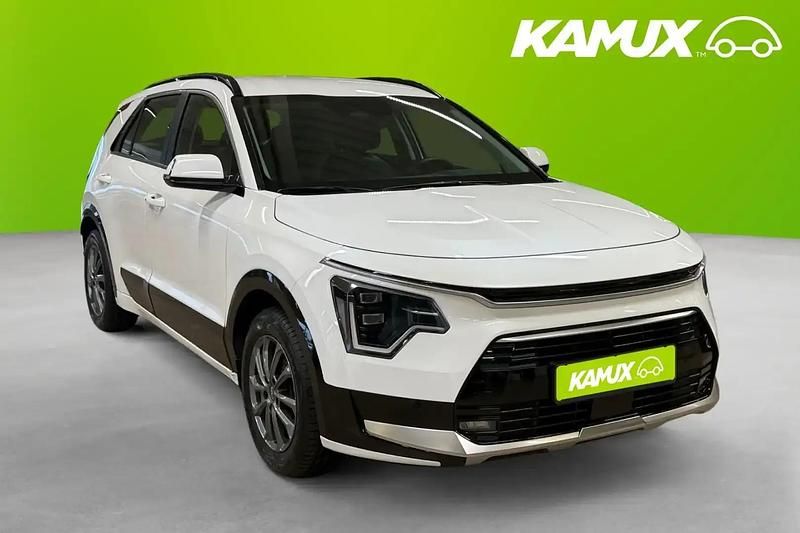 Vit Begagnad 2024 Kia Niro SUV | 299 800 kr (Marknadspris) - Bild 1/4