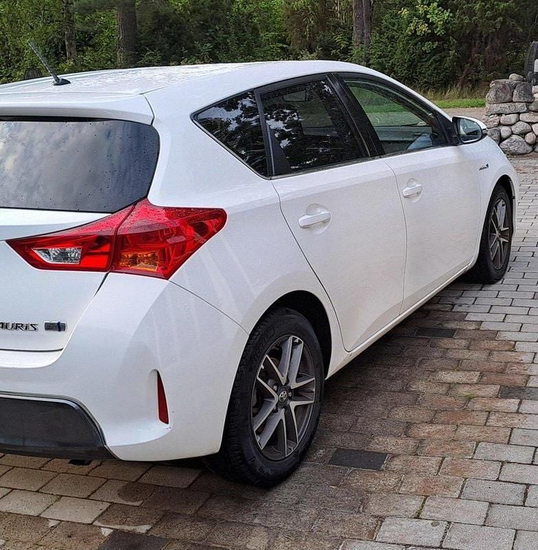 Vit Begagnad 2015 Toyota Auris Hybrid Edition Halvkombi | 114 000 kr (Dyr) - Bild 1/2