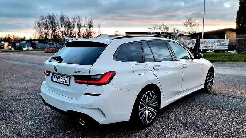 Begagnad BMW 330e M Sport 184 HK (135 kW) 2020 Vit Kombi