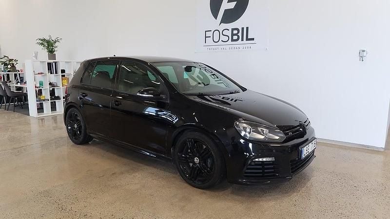 Begagnad VW Golf VI R 271 HK (199 kW) 2011 Svart Halvkombi