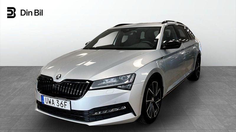 Silver Begagnad 2023 Skoda Superb SportLine Kombi | 389 900 kr (Marknadspris) - Bild 1/4