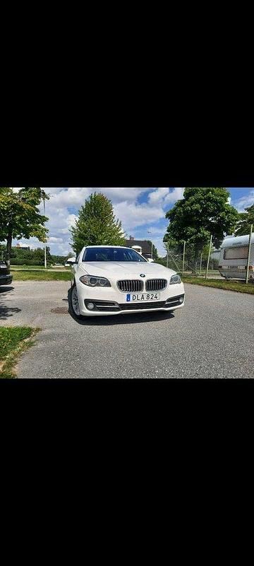 Vit Begagnad 2017 BMW 520 Kombi | 155 000 kr (Marknadspris) - Bild 1/2