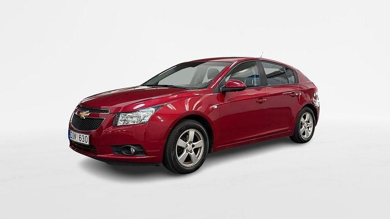 Röd Begagnad 2011 Chevrolet Cruze Halvkombi | 39 900 kr (Marknadspris) - Bild 1/4