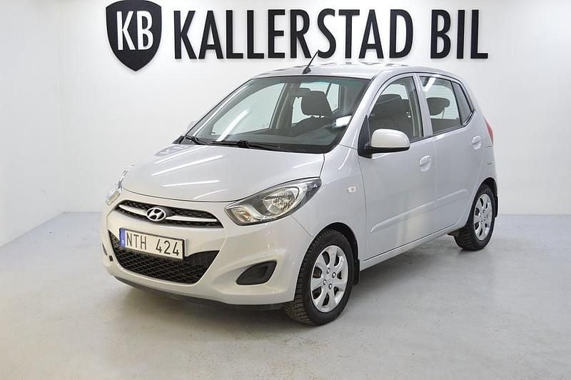 Silver Begagnad 2011 Hyundai i10 Halvkombi | 69 900 kr (Lite dyr) - Bild 1/4