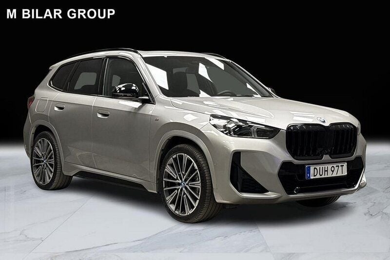 Grå Begagnad 2024 BMW X1 M Sport SUV | 679 000 kr - Bild 1/4