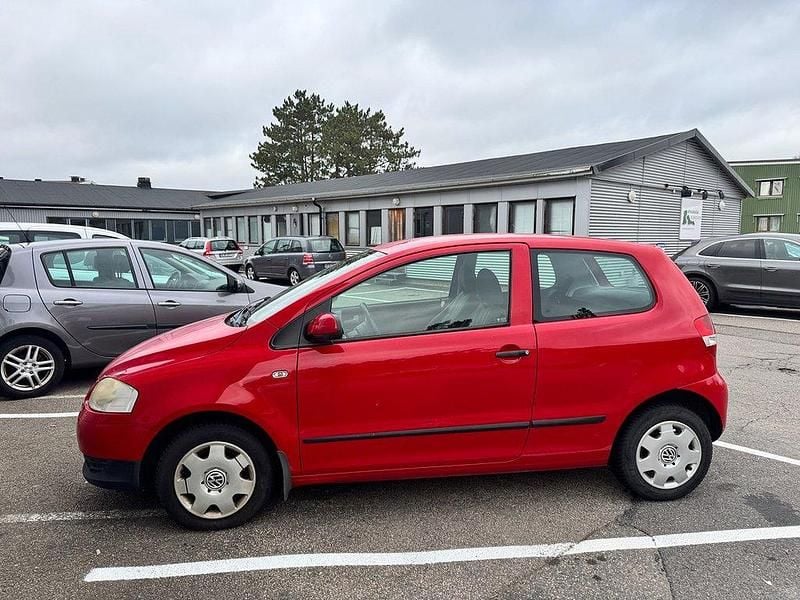 Röd Begagnad 2005 VW Fox Halvkombi | 10 900 kr - Bild 1/4